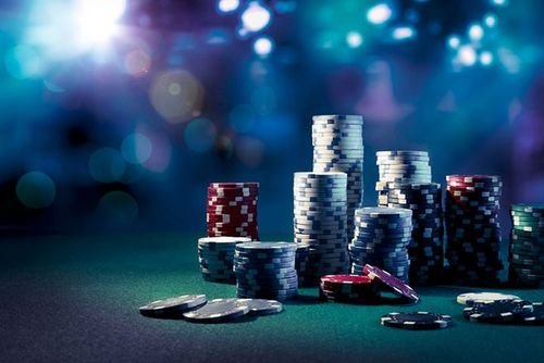antarmuka aplikasi mobile menampilkan meja dealer langsung dan menu permainan